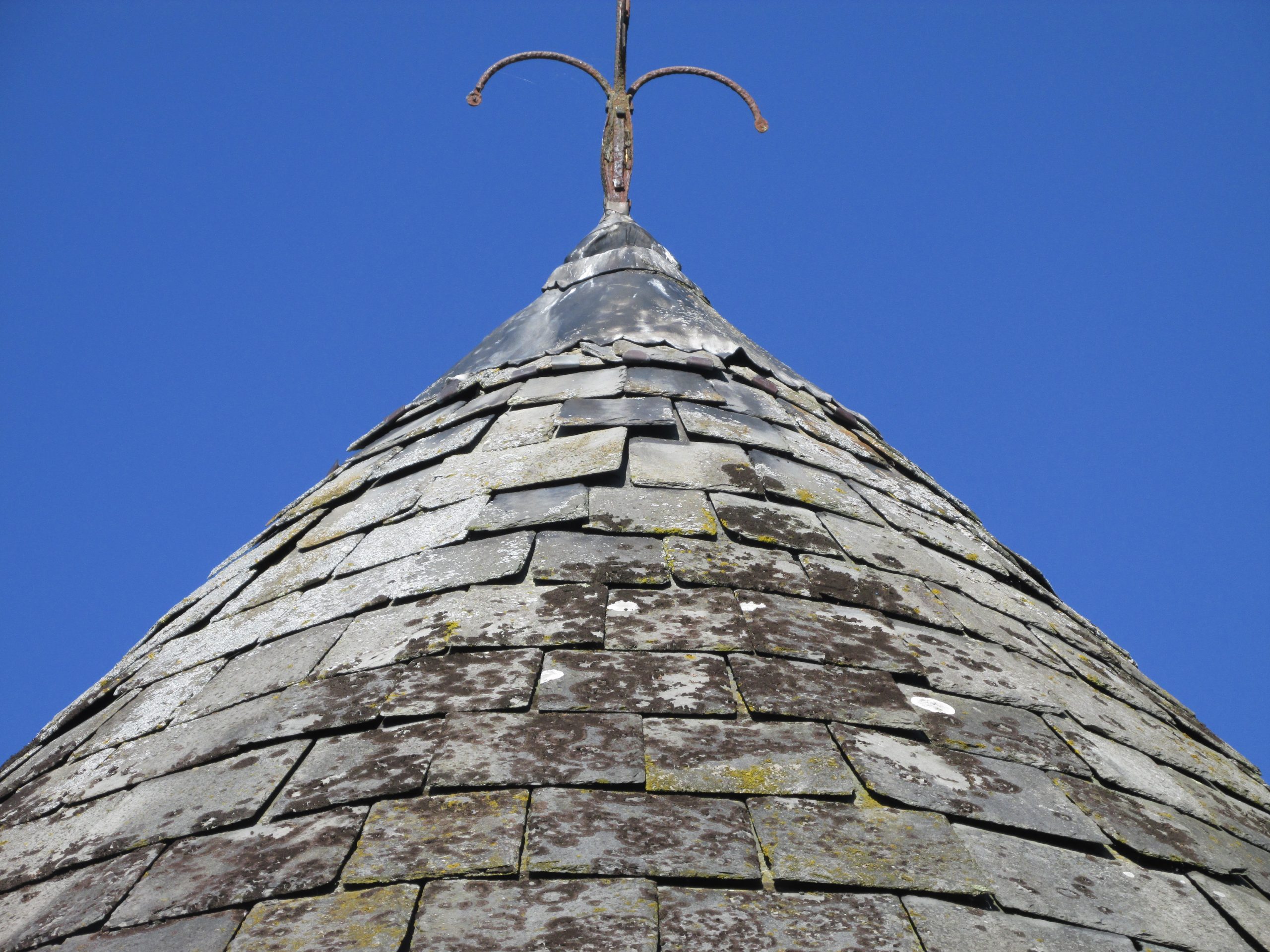 A photo showing the gaps under slate roof tiles at St Margaret's Harwood Dale